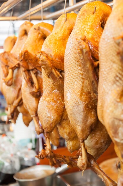 Pot gestoofde eend te koop in de markt