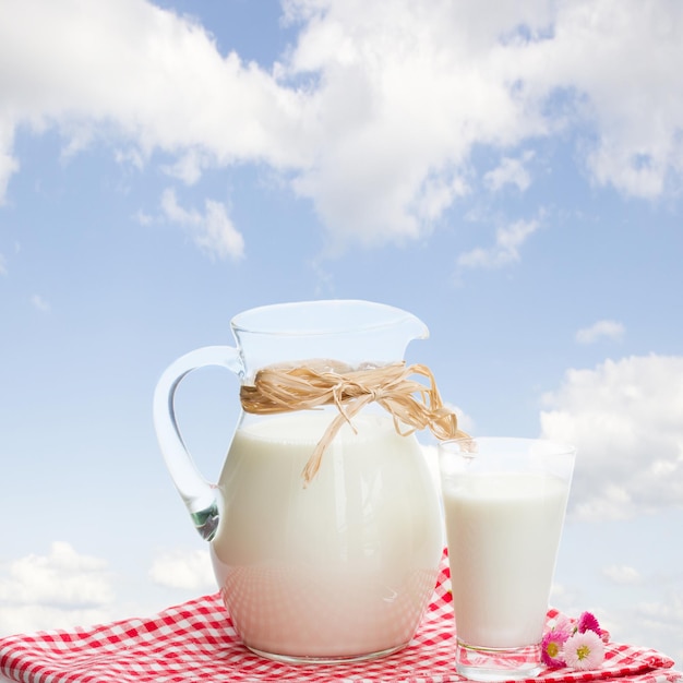 Pot melk en glas buiten