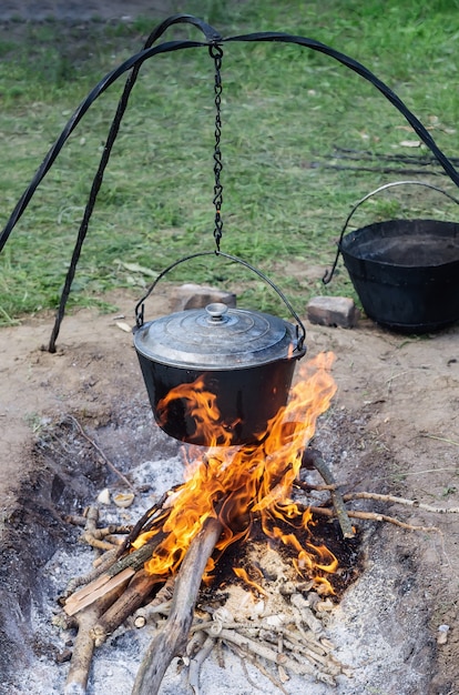 Pot met eten op het vuur