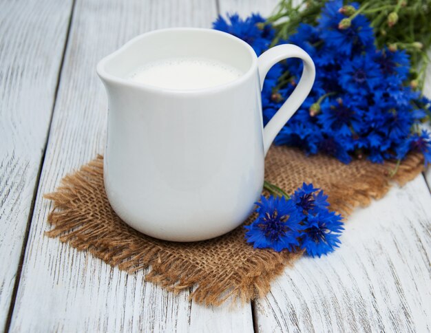 Pot met melk en korenbloemen