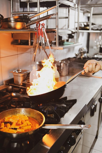 pot met pasta op het vuur fornuis koken