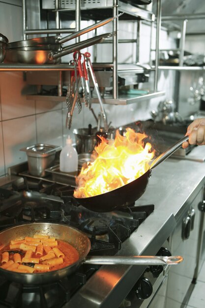 pot met pasta op het vuur fornuis koken