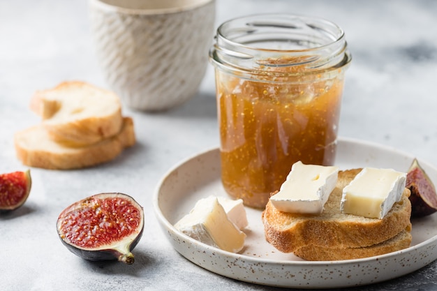 Pot met vijgenjam en geroosterd brood met brie Gezonde gastronomische snack