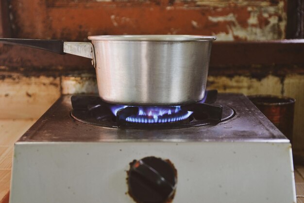 Pot op gasstoof in de oude keuken