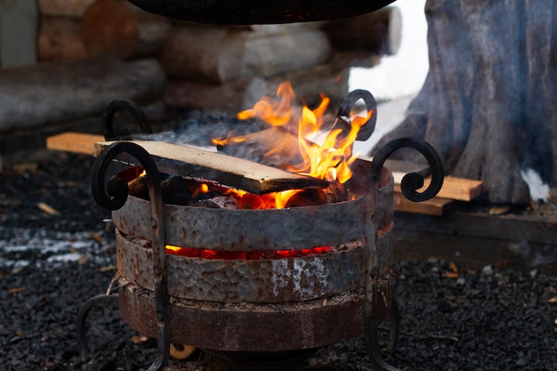 Pot op het vuur, het concept van wild kamperen. Koken in de natuur tijdens een wandeling.