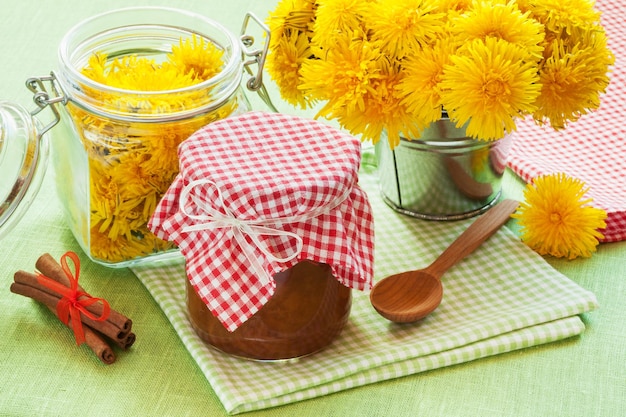 Pot paardenbloemjam, kaneel en balbloemen