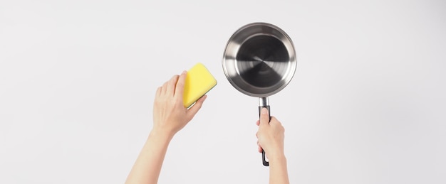 Pot schoonmaken man hand op witte achtergrond het schoonmaken van de non-stick pot