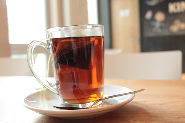 Photo a pot of tea with a teabag and a spoon