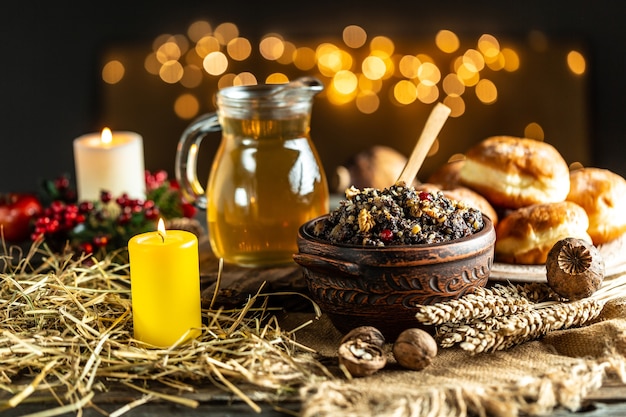 Фото Горшок с традиционной едой кутья в канун рождества. сладкая еда на ярком фоне. место для текста.