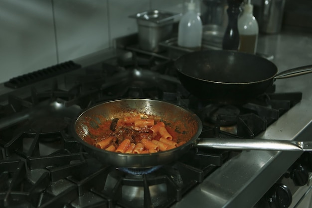 горшок с макаронами на огне плита приготовления пищи