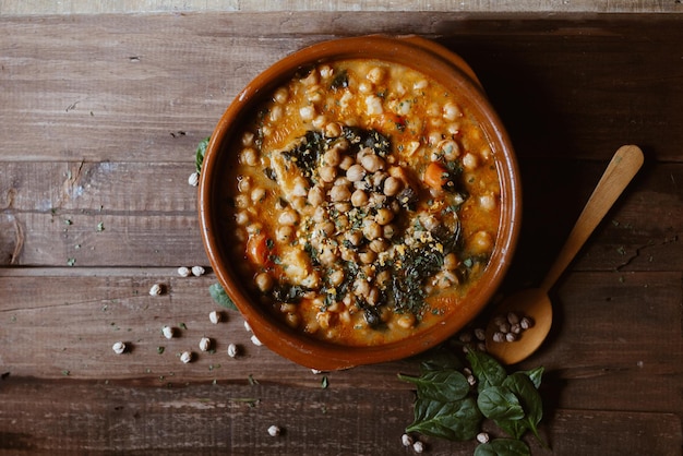 Potaje is een typisch Spaans voedsel veganistisch voedsel kikkererwten met chard