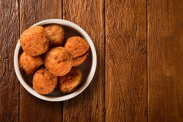 Porzione fritta palla di patate sullo sfondo di legno