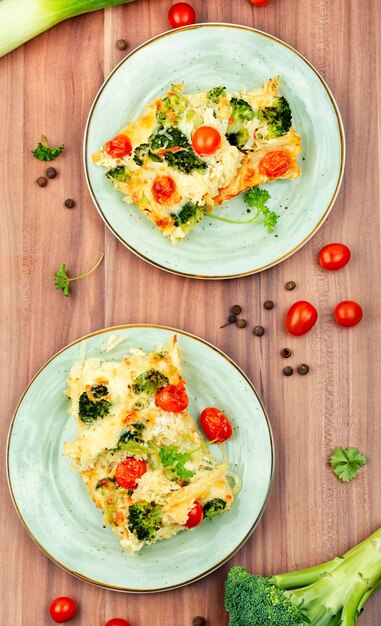 Casseruola di patate con broccoli e pomodori