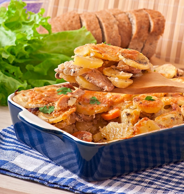 Casseruola di patate con carne e funghi con crosta di formaggio