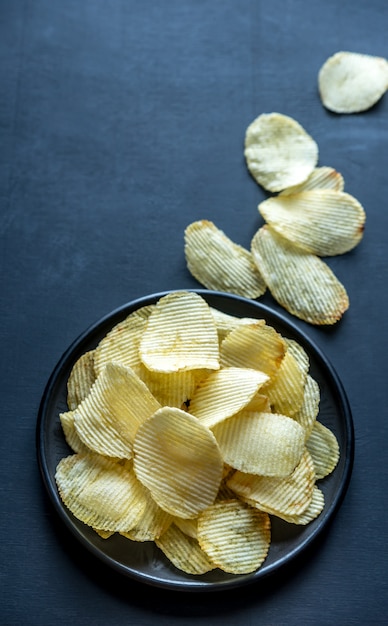 Картофельные чипсы в миске