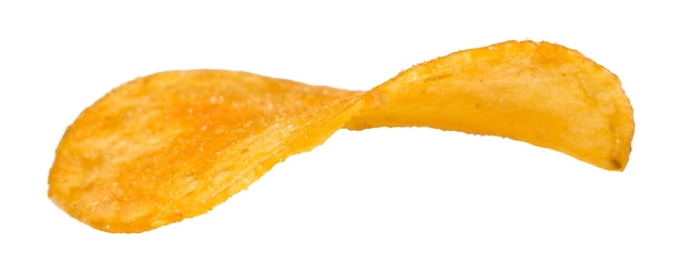 Картофельные чипсы крупным планом на изолированном белом фоне.