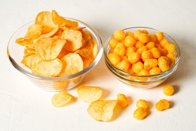 Patatine fritte e palline di mais, birra o snack da film, pezzi volanti