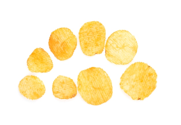 Картофельные чипсы изолированы. Плоская планировка, вид сверху.