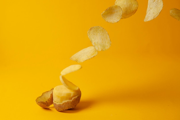 Фото Картофельные чипсы на желтом фоне