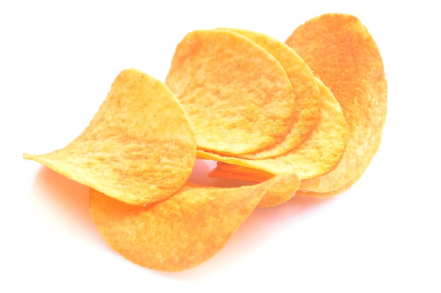 Картофельные чипсы на белом фоне