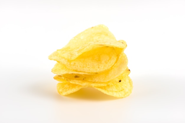 Картофельные чипсы на белом