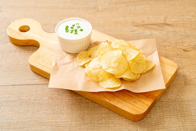 картофельные чипсы со сметанным соусом