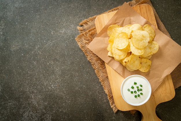 Photo potato chips with sour cream dipping sauce