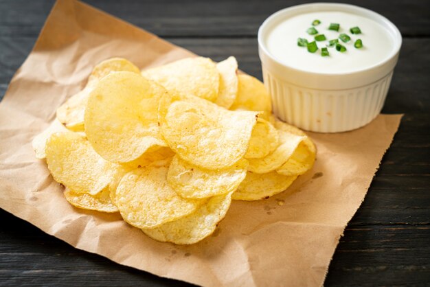 potato chips with sour cream dipping sauce