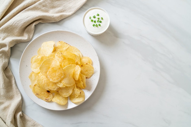 potato chips with sour cream dipping sauce