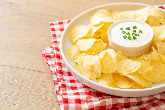 potato chips with sour cream dipping sauce