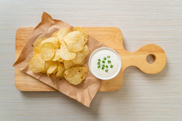 potato chips with sour cream dipping sauce