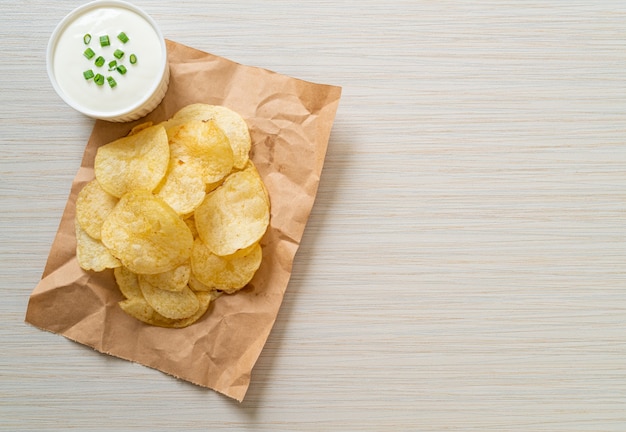 potato chips with sour cream dipping sauce