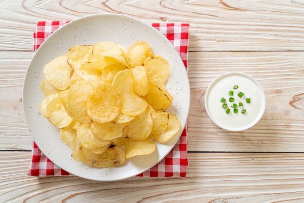 potato chips with sour cream dipping sauce