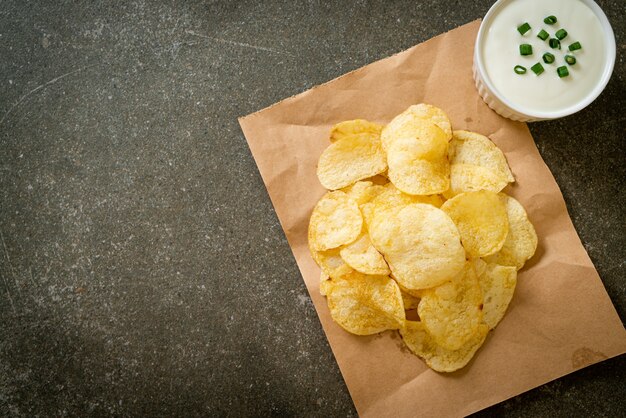 Foto patatine fritte con salsa di panna acida