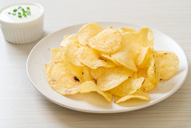 potato chips with sour cream dipping sauce