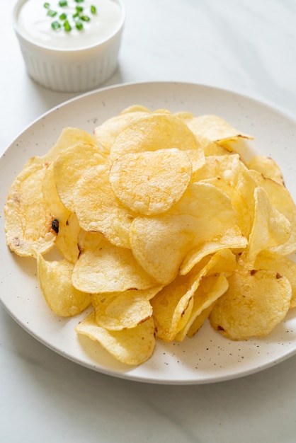 potato chips with sour cream dipping sauce