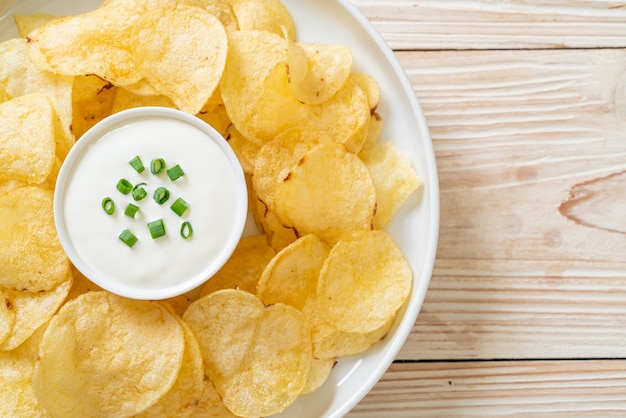 potato chips with sour cream dipping sauce