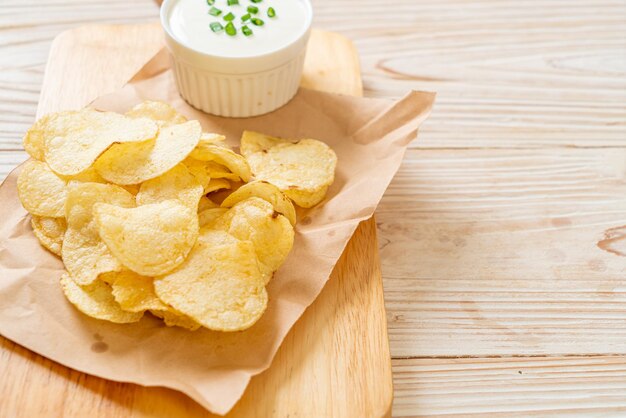 potato chips with sour cream dipping sauce