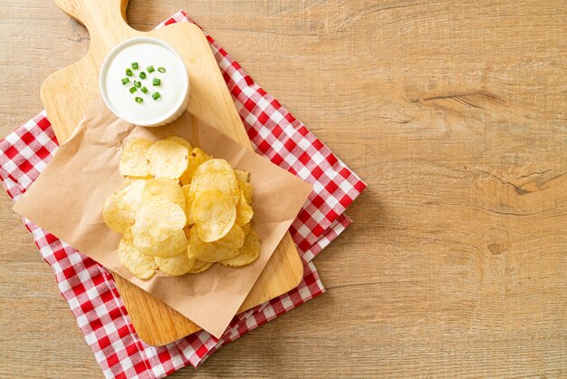 potato chips with sour cream dipping sauce