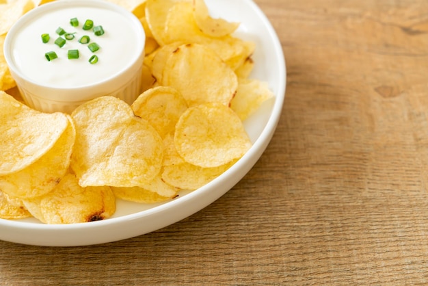potato chips with sour cream dipping sauce