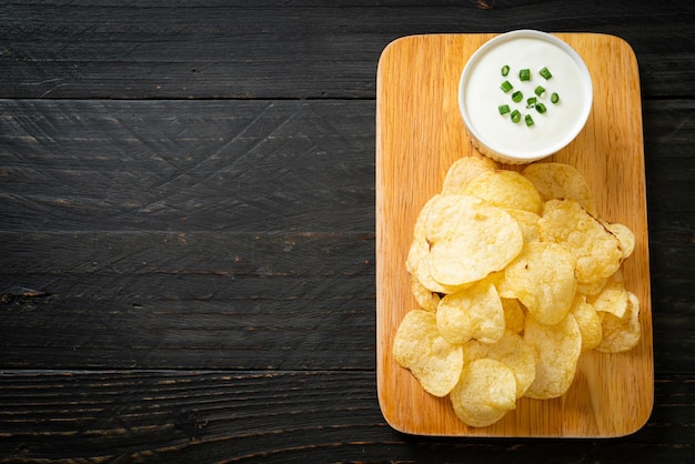 Potato chips with sour cream