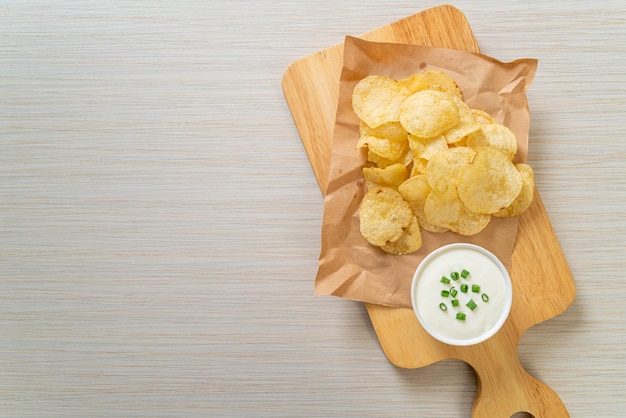 Potato chips with sour cream