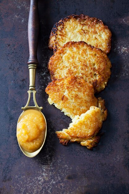 Foto frittelle di patate e cucchiaio di purea di mele