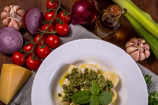 Photo potato gnocchi with pesto sauce.