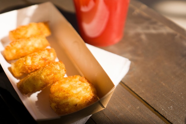 Frittelle di patate su pietra - hash browns cibo di strada su sfondo di legno