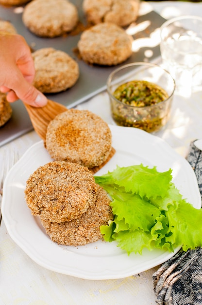 Photo potato and pork patties with salad leaves