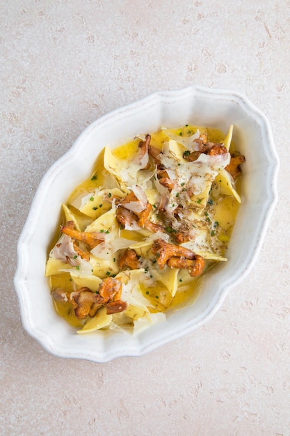 Foto ricetta di patate e piatto bianco manzo macinato fritto andof panna isolato su sfondo bianco