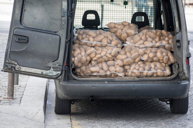 Foto sacchi di patate in un veicolo in strada