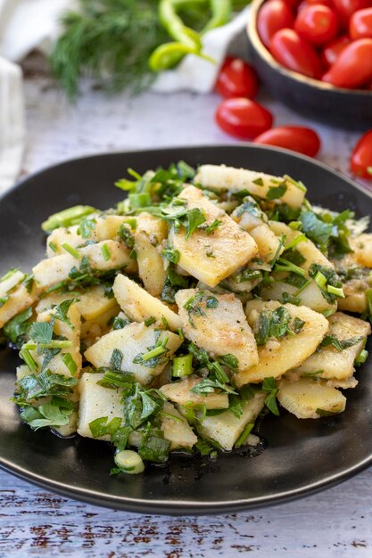 Foto insalata di patate insalata vegetariana fresca sul pavimento di legno da vicino