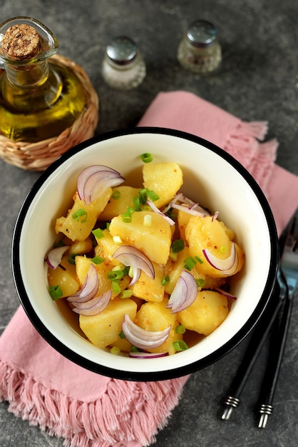 Foto insalata di patate con cipolle rosse e verdi